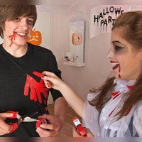 Rotes Gewebeband imitiert Blut: Ausgeschnittene Tropfen und Streifen lassen sich auf ein ausgedientes schwarzes Shirt kleben.  (Foto: Tesa/DIY Academy/dpa-tmn)