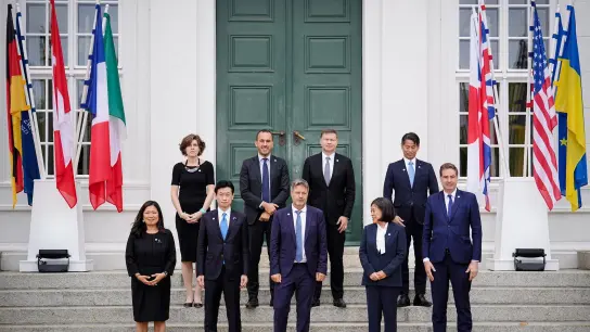 Die Teilnehmer des G7-Handelsminister-Treffens  vor dem Schloss Neuhardenberg beim Familienfoto. (Foto: Kay Nietfeld/dpa)