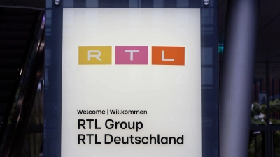 Ein Schild am Eingang des RTL-Gebäudes in Köln: Die RTL Group hat Halbjahreszahlen bekanntgegeben. (Foto: Henning Kaiser/dpa)