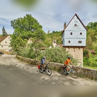 Durchs Taubertal ziehen sich viele Rad- und Wanderwege. Dabei geht es auch am ikonischen Topplerschlösschen vorbei. (Foto: Florian Trykowski)