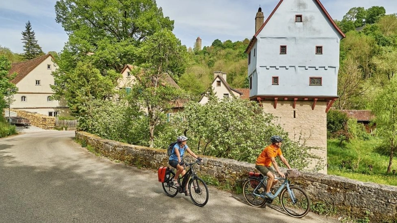 Durchs Taubertal ziehen sich viele Rad- und Wanderwege. Dabei geht es auch am ikonischen Topplerschlösschen vorbei. (Foto: Florian Trykowski)