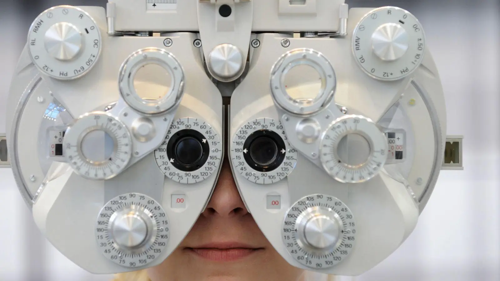Trägt man eine Brille oder Kontaktlinsen, sollte einmal im Jahr die Sehleistung und Augengesundheit überprüft werden. (Foto: Andreas Gebert/dpa/dpa-tmn)