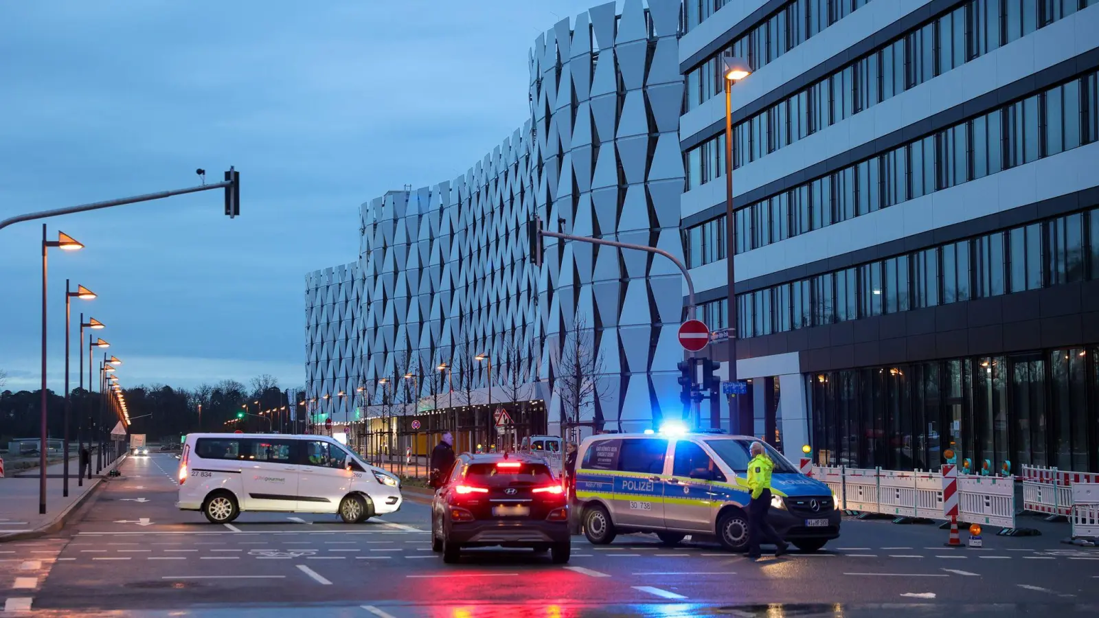 Abgesperrt ist die Zufahrt zum Parkhaus am Frankfurter Flughafen, nachdem dort zwei Tote gefunden wurden. (Foto: Chris Lorenz/5vision.News/dpa)