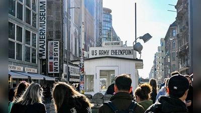 Der ehemalige „Checkpoint Charlie“ zieht sehr viele Berlin-Touristen an. (Archivbild) (Foto: Jens Kalaene/dpa)