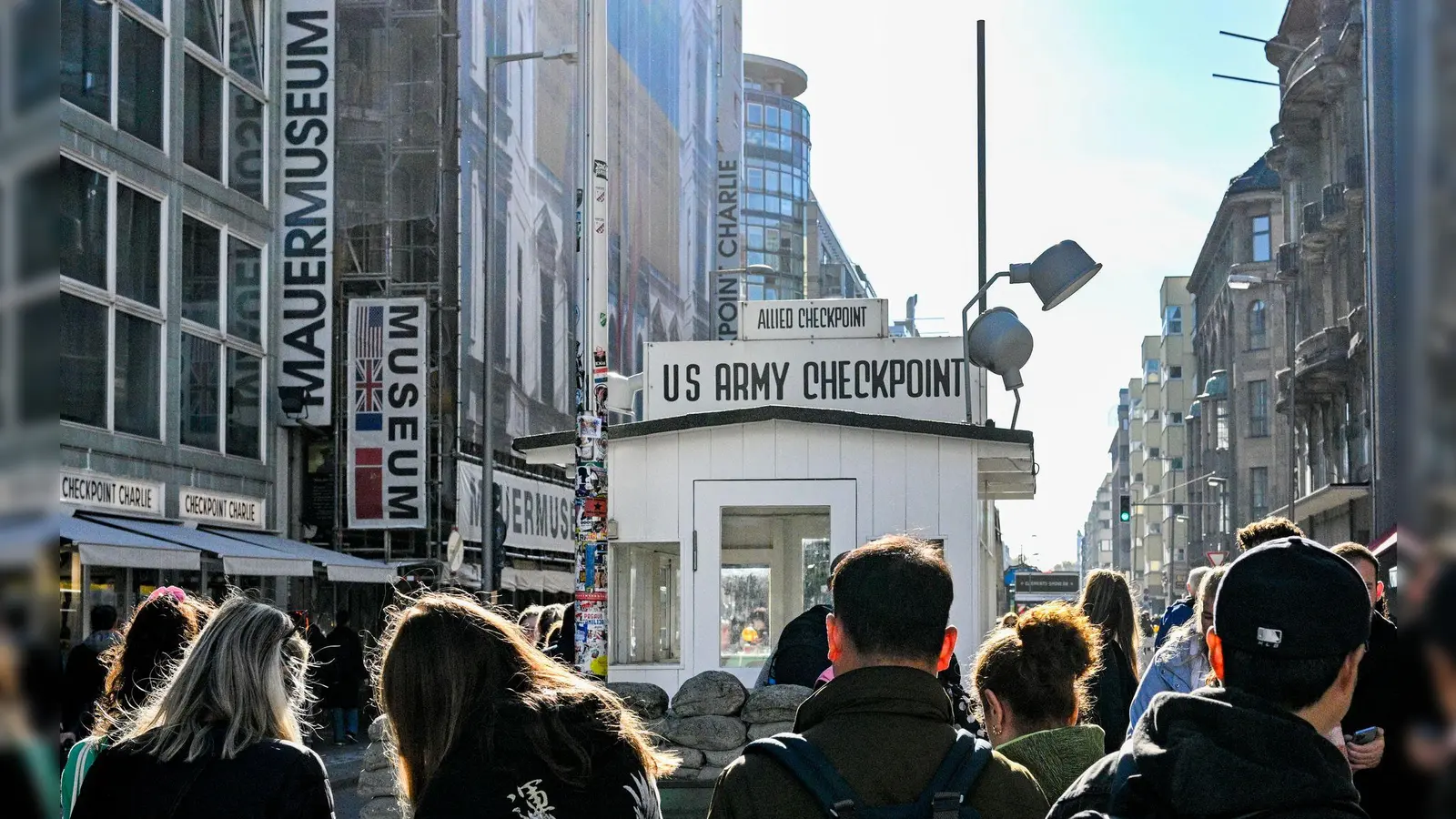 Der ehemalige „Checkpoint Charlie“ zieht sehr viele Berlin-Touristen an. (Archivbild) (Foto: Jens Kalaene/dpa)