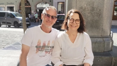 Die Würzburger Gerd Flurschütz und Angelika Genheimer erinnern sich gerne an ihre Schulzeit. (Foto: Michaela Krauth)