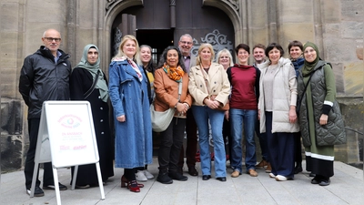 Beteiligte und Gäste beim Tag der offenen Kirche in St. Johannis: Mit diesem Programmpunkt endeten die Interkulturellen Wochen. (Foto: Oliver Herbst)