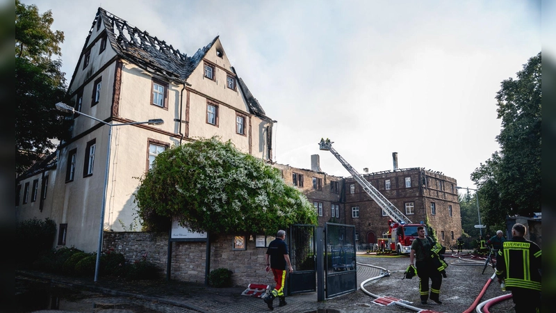 Hotelgäste und Personal mussten aufgrund des Feuers evakuiert werden.  (Foto: Jacob Schröter/dpa)