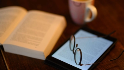 Drei kirchliche Bücher hat eine 48-Jährige aus einer Ansbacher Buchhandlung mitgehen lassen – und sie sah sich im Recht. (Symbolbild: Robert Michael/dpa)