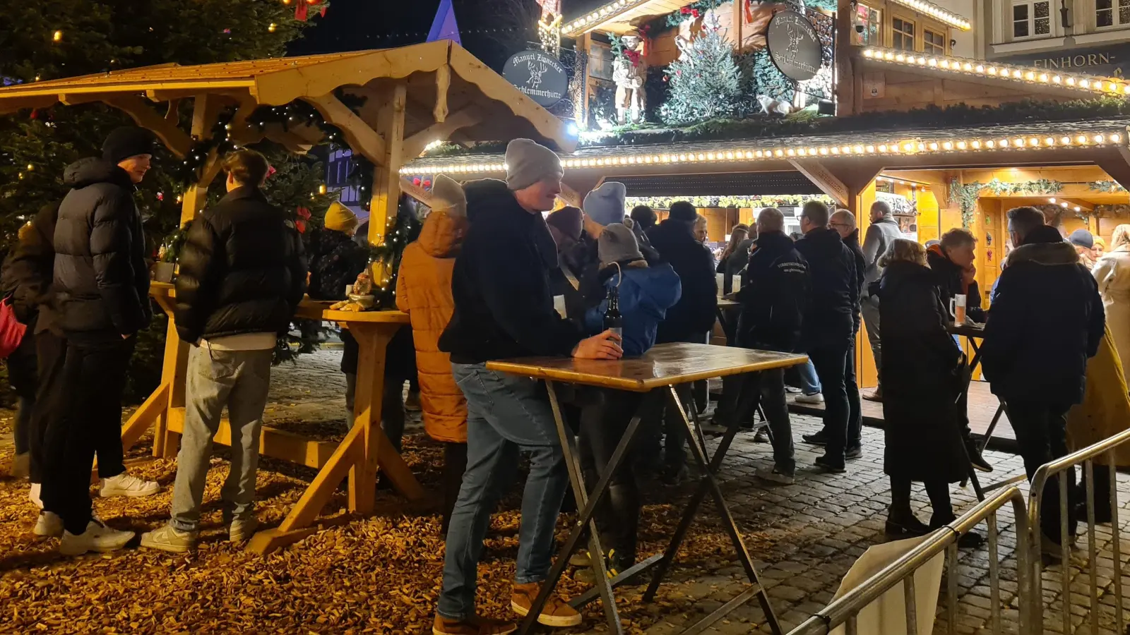 Die Besucherinnen und Besucher feiern das neue Konzept beim Weihnachtsmarkt in Bad Windsheim. (Foto: Anna Franck)