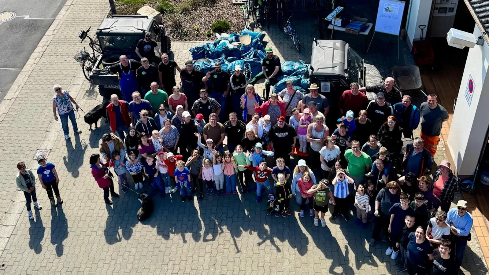 Von der neuen Drehleiter aus lassen sich die vielen Beteiligten und die vielen gesammelten Mülltüten besonders gut überblicken. (Foto: Steffen Reizammer)