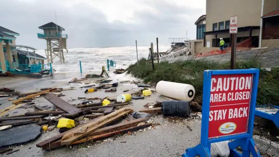 Eine öffentliche Einrichtung und ein Rettungsschwimmerturm sind aufgrund einer Sturmflut von Hurrikan „Nicole“ teilweise eingestürzt. (Foto: John Raoux/AP/dpa)