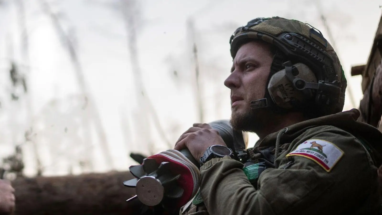 Ein ukrainischer Soldat trägt eine Mörsergranate, während er auf einen Feuerbefehl wartet. (Foto: Alex Babenko/AP)