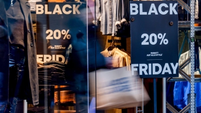 Rabatte, Rabatte, Rabatte: Viele Händler werben rund um den Black Friday mit Angeboten. (Foto: Axel Heimken/dpa)