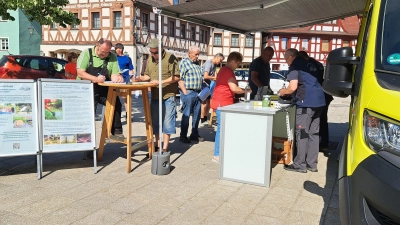 Das Interesse der Menschen aus Heilsbronn und der Umgebung war groß, als das Labormobil des VSR-Gewässerschutz auf dem Marktplatz Station machte. (Foto: Florian Schwab)