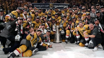 Die NHL-Stars der Vegas Golden Knights jubeln mit dem Stanley Cup. (Foto: John Locher/AP)