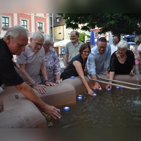 Zum Gedenken an den Abwurf der Atombomben in Hiroshima und Nagasaki wurden Schwimmkerzen in den Neptunbrunnen auf dem Neustädter Marktplatz gesetzt. (Foto: Ute Niephaus)