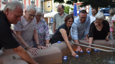 Zum Gedenken an den Abwurf der Atombomben in Hiroshima und Nagasaki wurden Schwimmkerzen in den Neptunbrunnen auf dem Neustädter Marktplatz gesetzt. (Foto: Ute Niephaus)