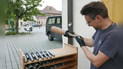 Orgelbaumeister Dominik Friedrich korrigiert mit einem Zylinder den Aufnahmestutzen einer Pfeife des Trompeten-Registers. (Foto: Roman Kocholl)