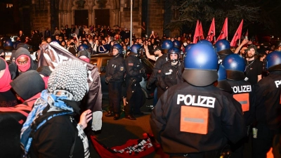 Die Gewerkschaft der Polizei spricht nach der Demonstration am Abend des 1. Mai in Berlin-Kreuzberg von einer gemischten Bilanz.  (Foto: Sebastian Christoph Gollnow/dpa)