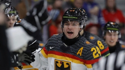 Eishockey: U20 Weltmeisterschaft, Kanada - Deutschland, Vorrunde, Gruppe A, Gruppenspielrunde: Roman Kechter (M) aus Deutschland jubelt, nachdem er Deutschlands zweites Tor erzielt hat. (Foto: Adam Ihse/TT News Agency/AP/dpa)