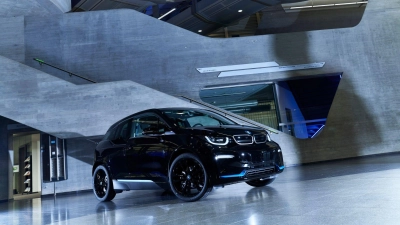 Duales System: Der kleine elektrische BMW i3 wurde auch mit Reichweitenverlängerer  in Form eines Verbrenners angeboten. (Foto: BMW AG/dpa-tmn)