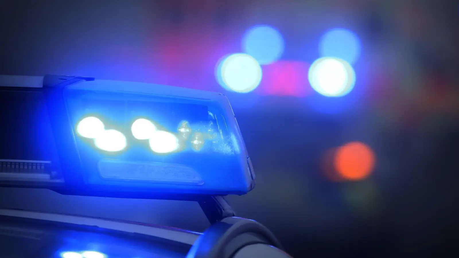 Aus Ärger über ihre Fahrweise soll ein 72-Jähriger in Finningen eine nachfolgende Autofahrerin mit Blaulicht zum Anhalten gezwungen haben. (Symbolbild) (Foto: Karl-Josef Hildenbrand/dpa)