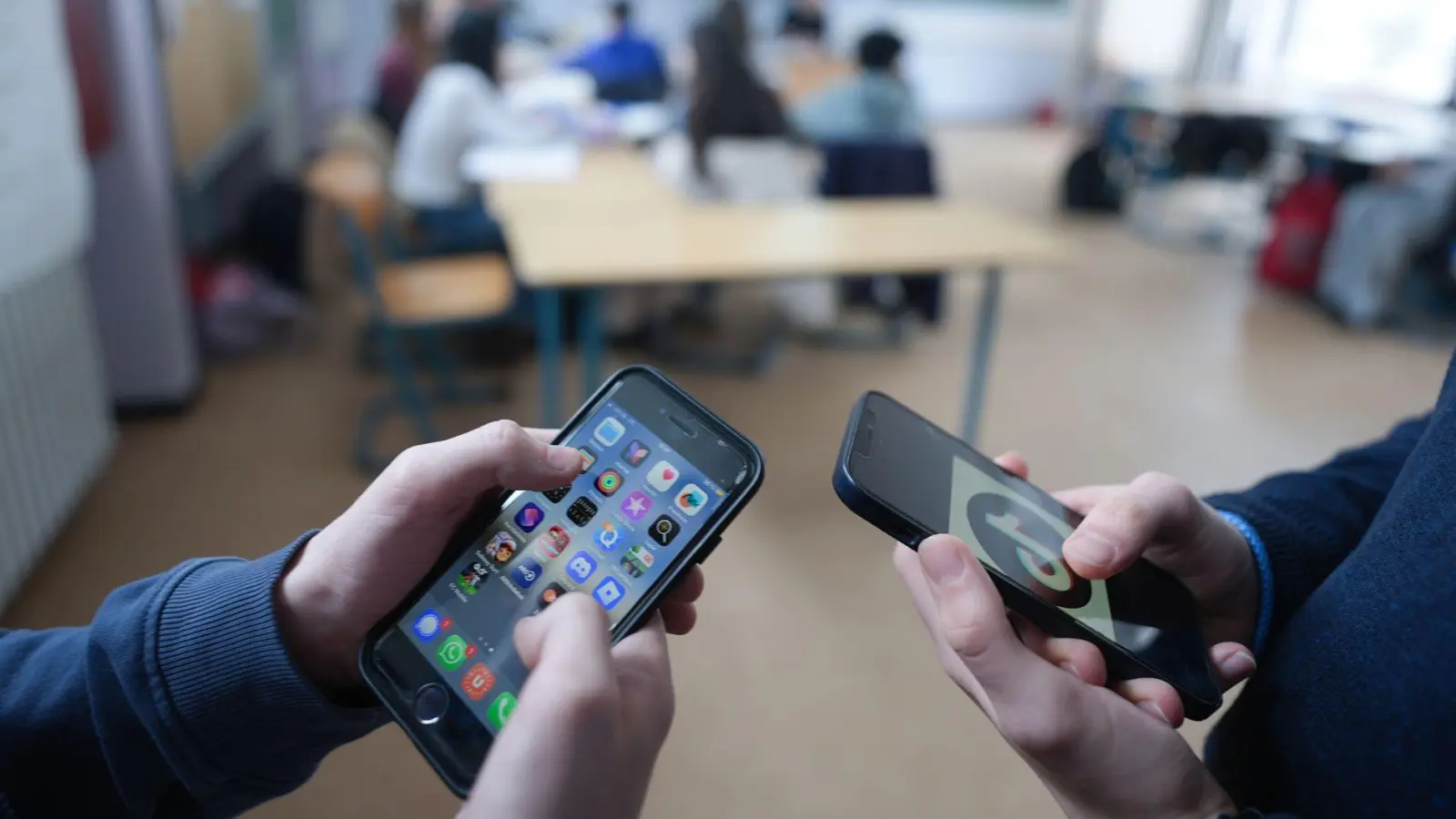 Der Aktionsrat Bildung fordert Altersgrenzen für Social-Media-Plattformen - und private Handynutzung in den Schulen erst ab der Zehnten. (Symbolbild) (Foto: Marcus Brandt/dpa)