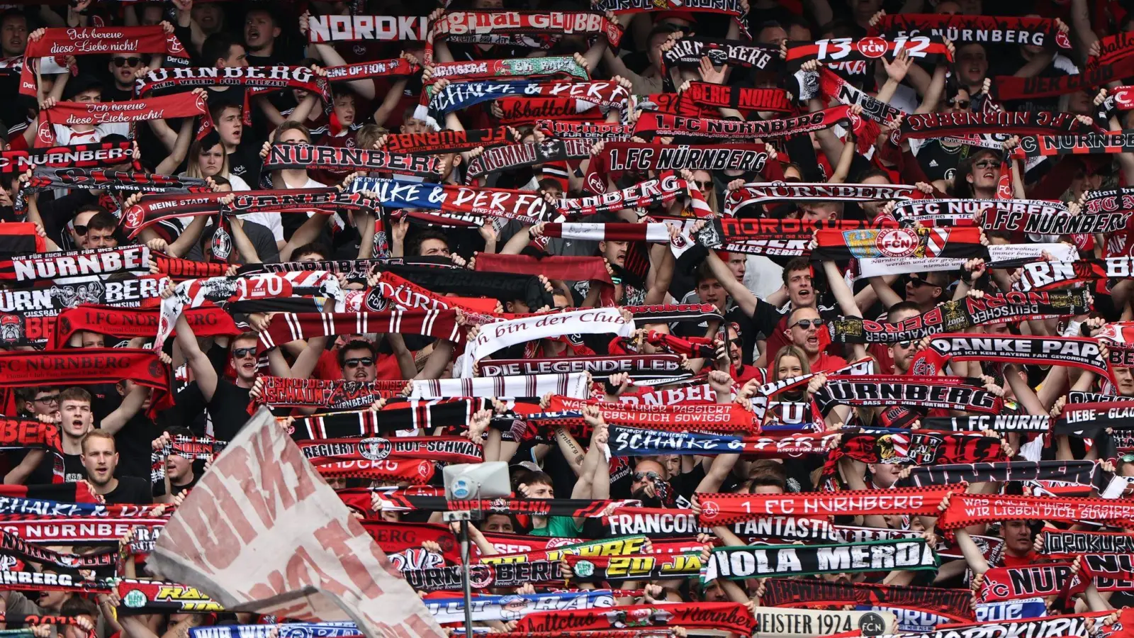 Nürnberger Fans singen vor Spielbeginn die Vereinshymne. (Foto: Daniel Karmann/dpa)