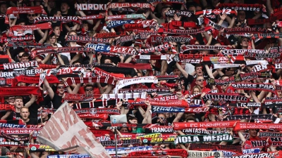 Nürnberger Fans singen vor Spielbeginn die Vereinshymne. (Foto: Daniel Karmann/dpa)