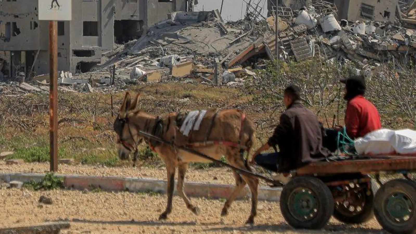 Ruinen von Gebäuden, die bei israelischen Angriffen im zentralen Gazastreifen zerstört wurden. (Foto: Rizek Abdeljawad/XinHua/dpa)