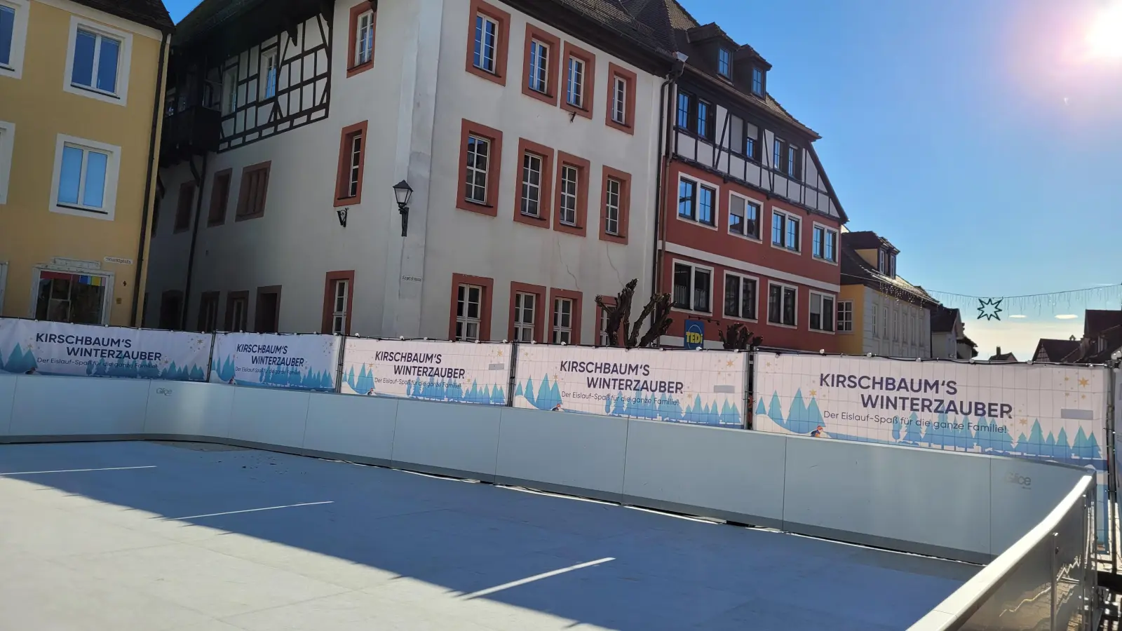Die Eisbahn auf dem Bad Windsheimer Marktplatz steht. (Foto: Nina Daebel)