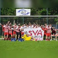 Der SV Arberg jubelt über den Bezirksliga-Aufstieg in der Relegation: (von links) Spielleiter Markus Rank, Felix Semmlinger, Alexander Beck, Trainer Werner Pfeuffer, Maximilian Winner, Jan Semmlinger, Max Daschner, Zeugwart Karl Hanneder, Fabian Rank, Konstantin Wenger, Robin Früh, Jan Dietrich, Niklas Liebgott, Dominik Greß, Florian Rettenberger, Marco Rieger, Christoph Nagler, Bugrahan Özcelik, Robin Hilpert, Albert Glas, Max Dietrich, Maximilian Wiesenberg sowie vorne liegend Baumgärtner Max. (Foto: Martin Rügner)
