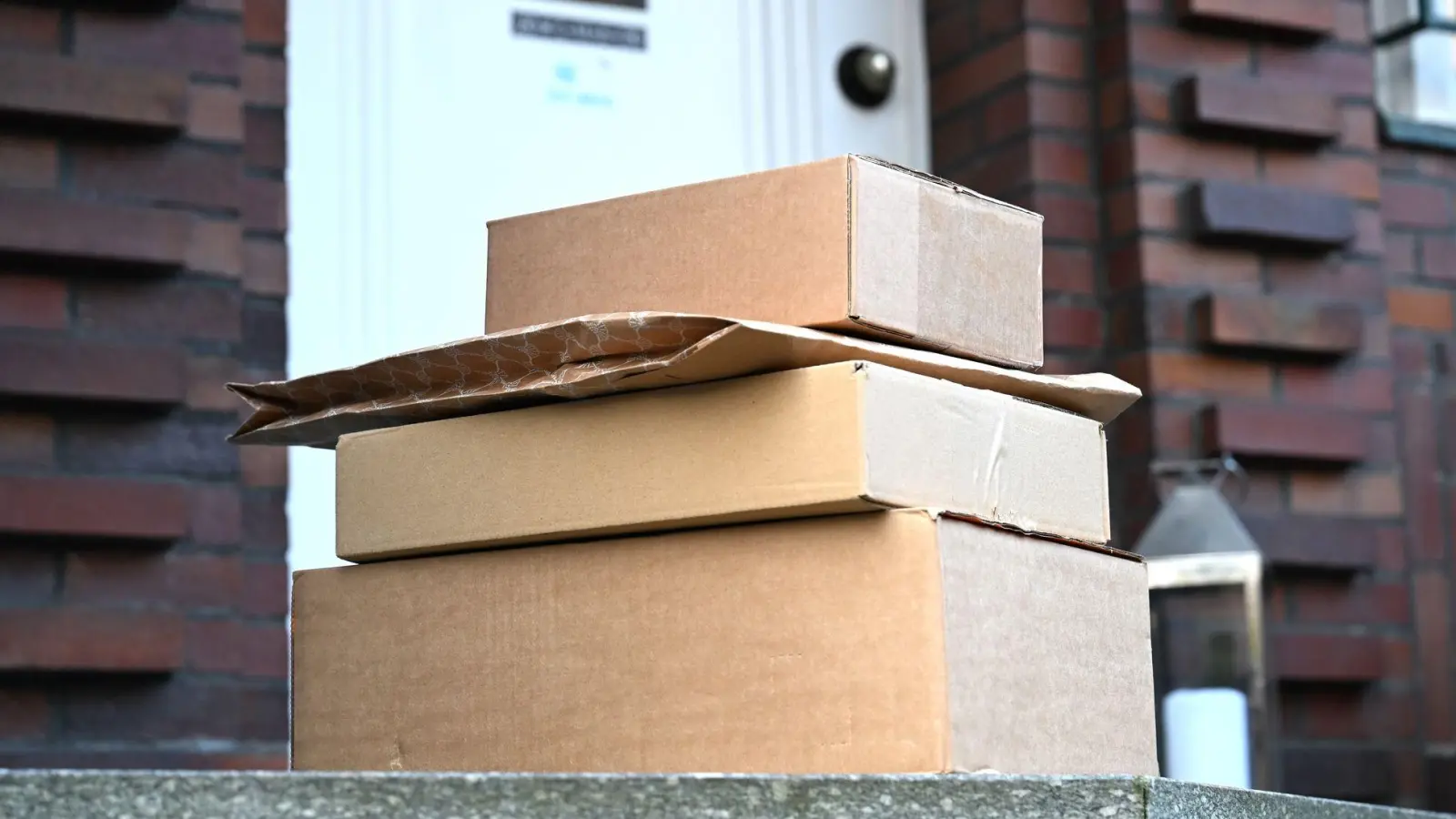 Der Paketbote legte ein Paket in Gollachostheim vor der Haustüre ab. Ein 69-Jähriger stahl es am Donnerstagnachmittag.  (Symbolbild: Wolf von Dewitz/dpa)