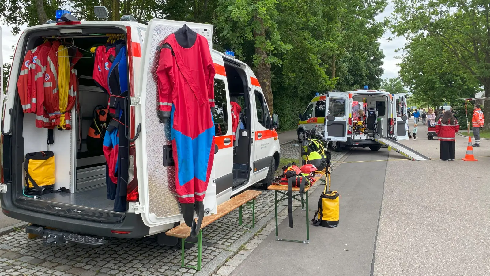 Zahlreiche Organisationen, wie hier das BRK, präsentierten ihre Einsatzfahrzeuge und verschiedenen Aufgabengebiete. (Foto: Lisa-Maria Liebing)
