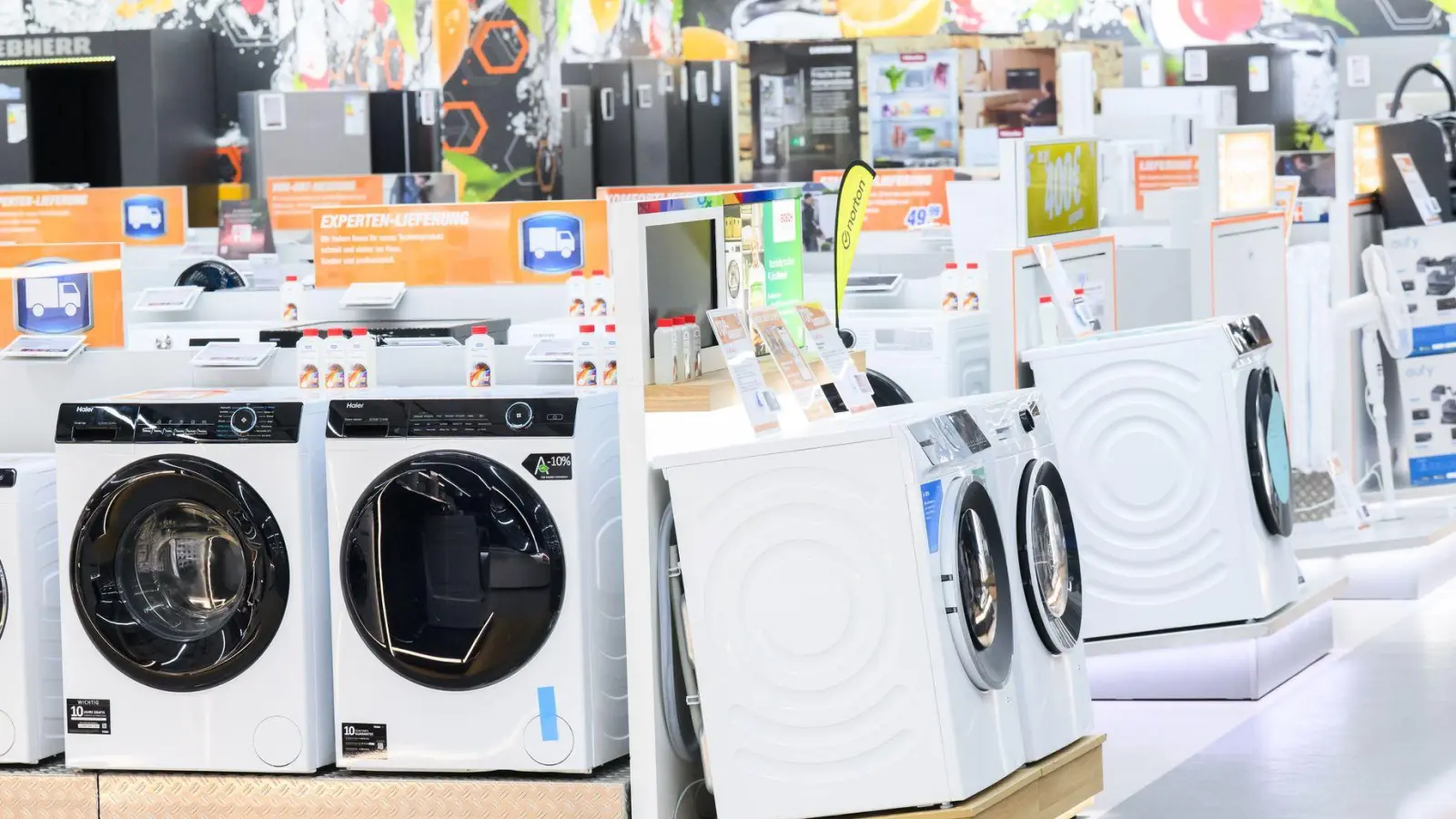 Für jedes neue Waschmaschinenmodell sollen Ersatzteile künftig mindestens in den ersten zehn Jahren zur Verfügung stehen. (Symbolbild) (Foto: Julian Stratenschulte/dpa)