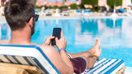 Zum Themendienst-Bericht vom 5. Juli 2022: Wer das Smartphone mit in den Urlaub nimmt, sollte zur eigenen Sicherheit ein paar Dinge beachten. (Foto: Benjamin Nolte/dpa-tmn)