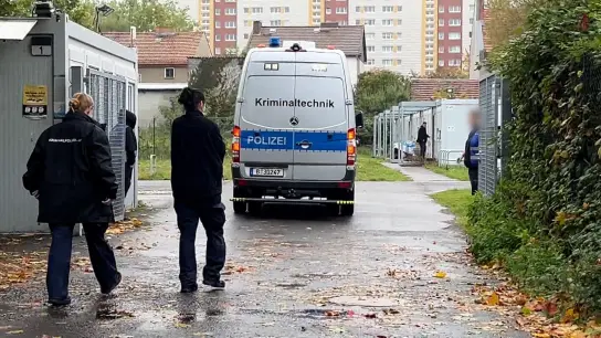 Spurensicherung auf dem Gelände der Flüchtlingsunterkunft in Berlin-Alt-Hohenschönhausen. (Foto: Dominik Totaro/TNN/dpa)