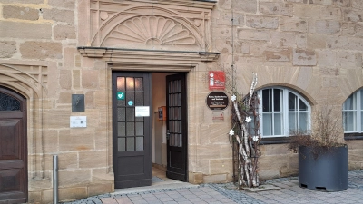 Im Zuge der Theater-Sanierung wegen Brandschutzmängeln soll die Tourist-Info vom Stadthaus an den Schlossplatz ziehen. Dies hat der Stadtrat im vergangenen Jahr mehrheitlich beschlossen. (Foto: Florian Schwab)