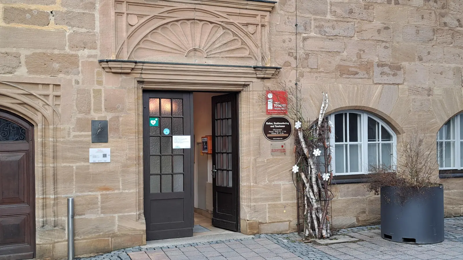 Im Zuge der Theater-Sanierung wegen Brandschutzmängeln soll die Tourist-Info vom Stadthaus an den Schlossplatz ziehen. Dies hat der Stadtrat im vergangenen Jahr mehrheitlich beschlossen. (Foto: Florian Schwab)