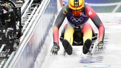 Rodlerin Merle Fräbel führt nach dem ersten von vier Läufen.  (Foto: Robert Michael/dpa)