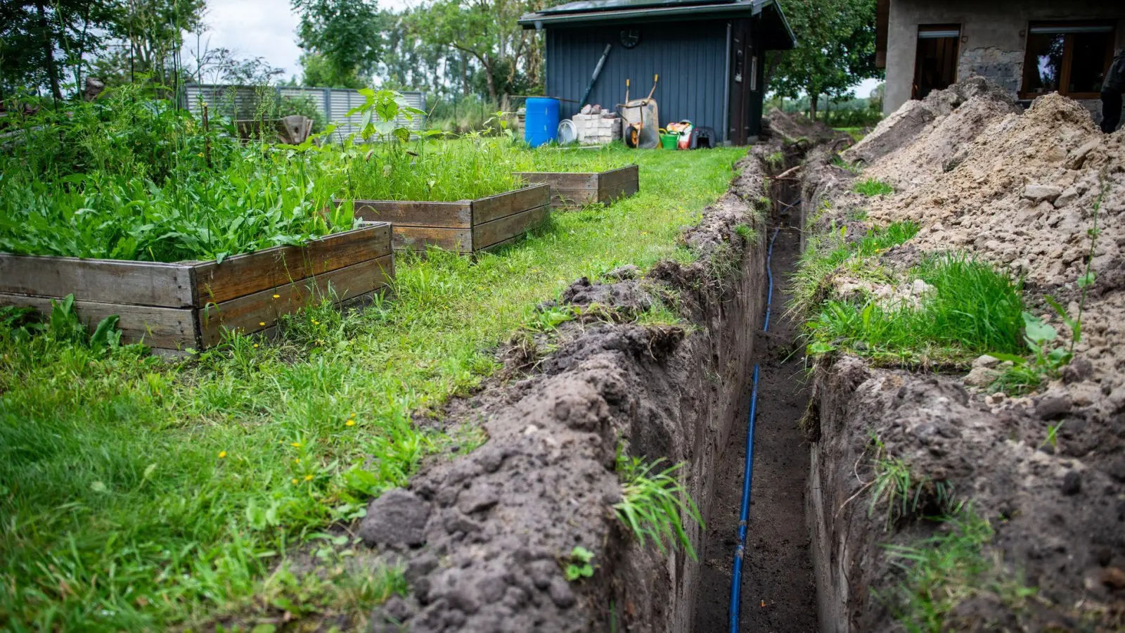 Vorsicht bei Tiefbauarbeiten: In der Nähe von Leitungen sollten keine schweren Maschinen eingesetzt werden. (Foto: Zacharie Scheurer/dpa-tmn)