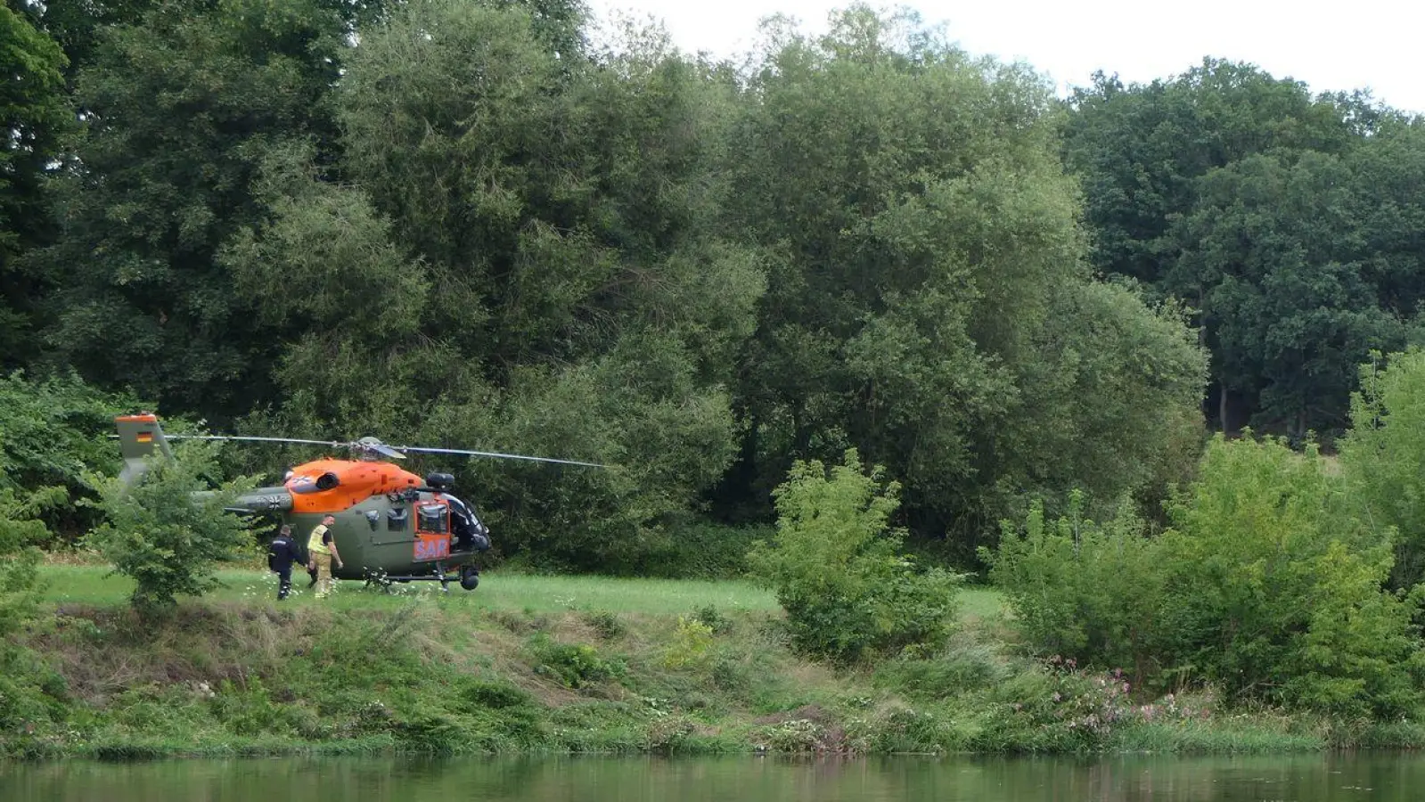 Rettungskräfte sind im Einsatz. (Foto: Sören Müller/Medienportal-Grimma/dpa)