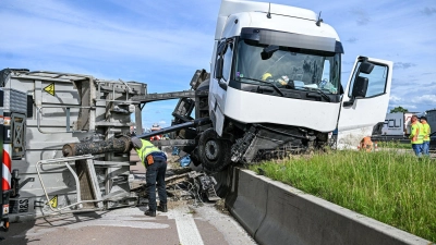 Wegen eines geplatzten Reifens ist ein Sattelzug auf der Autobahn 8 ins Schleudern geraten und in die mittlere Betonleitwand gekracht.  (Foto: Jason Tschepljakow/dpa)