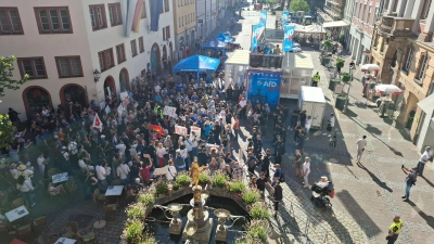 Auf dem Martin-Luther-Platz sind AfD-Vertreter (hinten) und Gegner (vorne) nur durch eine Absperrung am Hauseck getrennt. Es bleibt bei hitzigen Wortwechseln, die Polizei hat die Lage im Griff..  (Foto: Alexander Biernoth)