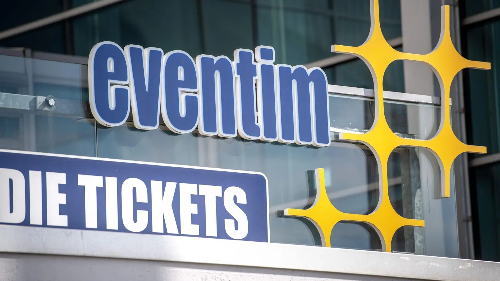 Ein Schild weist auf den Ticketverkauf von CTS Eventim hin. (zu dpa: «Verbraucherzentrale und Eventim einigen sich auf Vergleich») (Foto: Sina Schuldt)