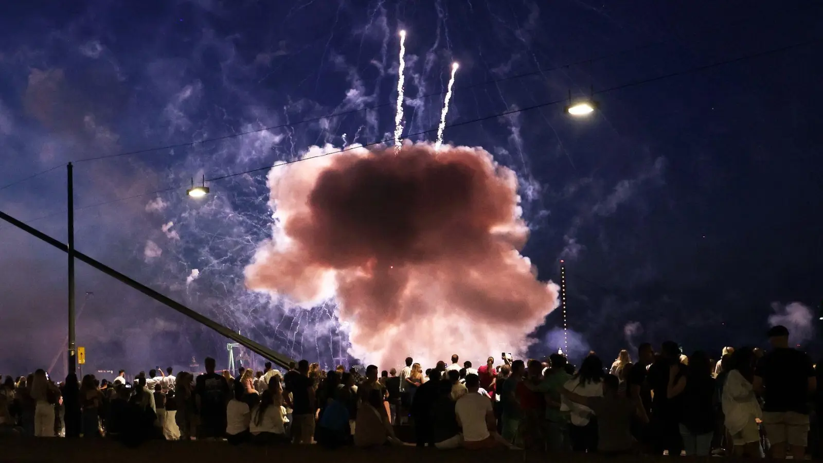 Ein Feuerwerkskörper explodierte in zu niedriger Höhe über den Zuschauen.  (Foto: David Young/dpa)
