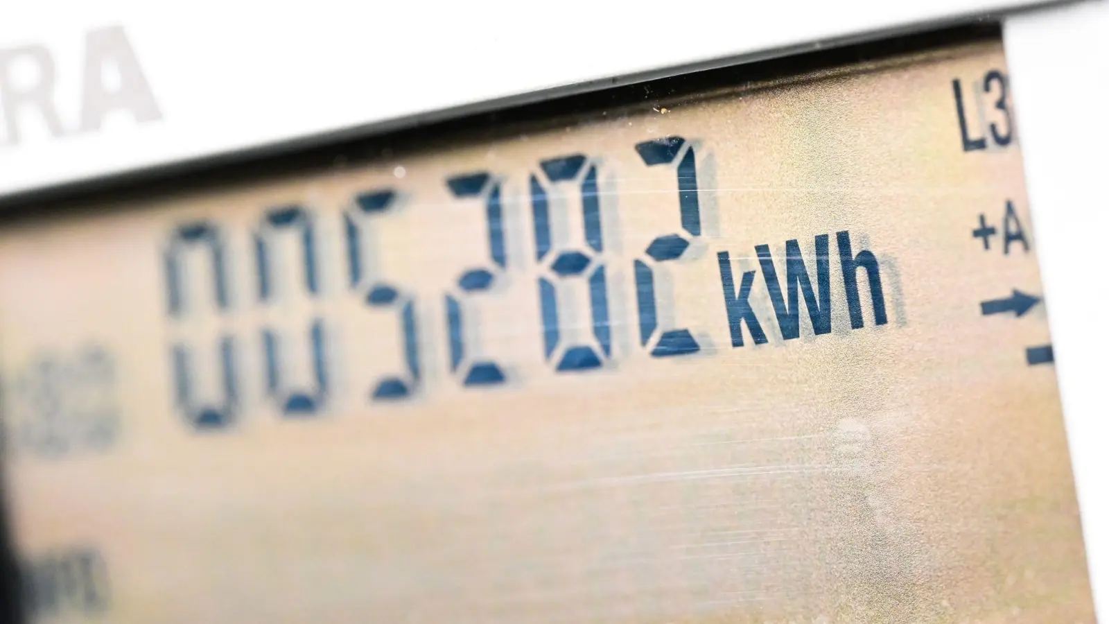 Die Digitalanzeige eines Stromzählers in einem Privathaushalt. (Foto: Bernd Weißbrod/dpa)