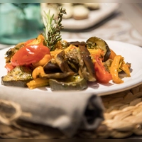 Gewürze, Kräuter und Olivenöl gehören zum Antipasti-Gemüse dazu. Aber zu viel kann das Aroma beeinträchtigen. (Foto: Christin Klose/dpa-tmn)