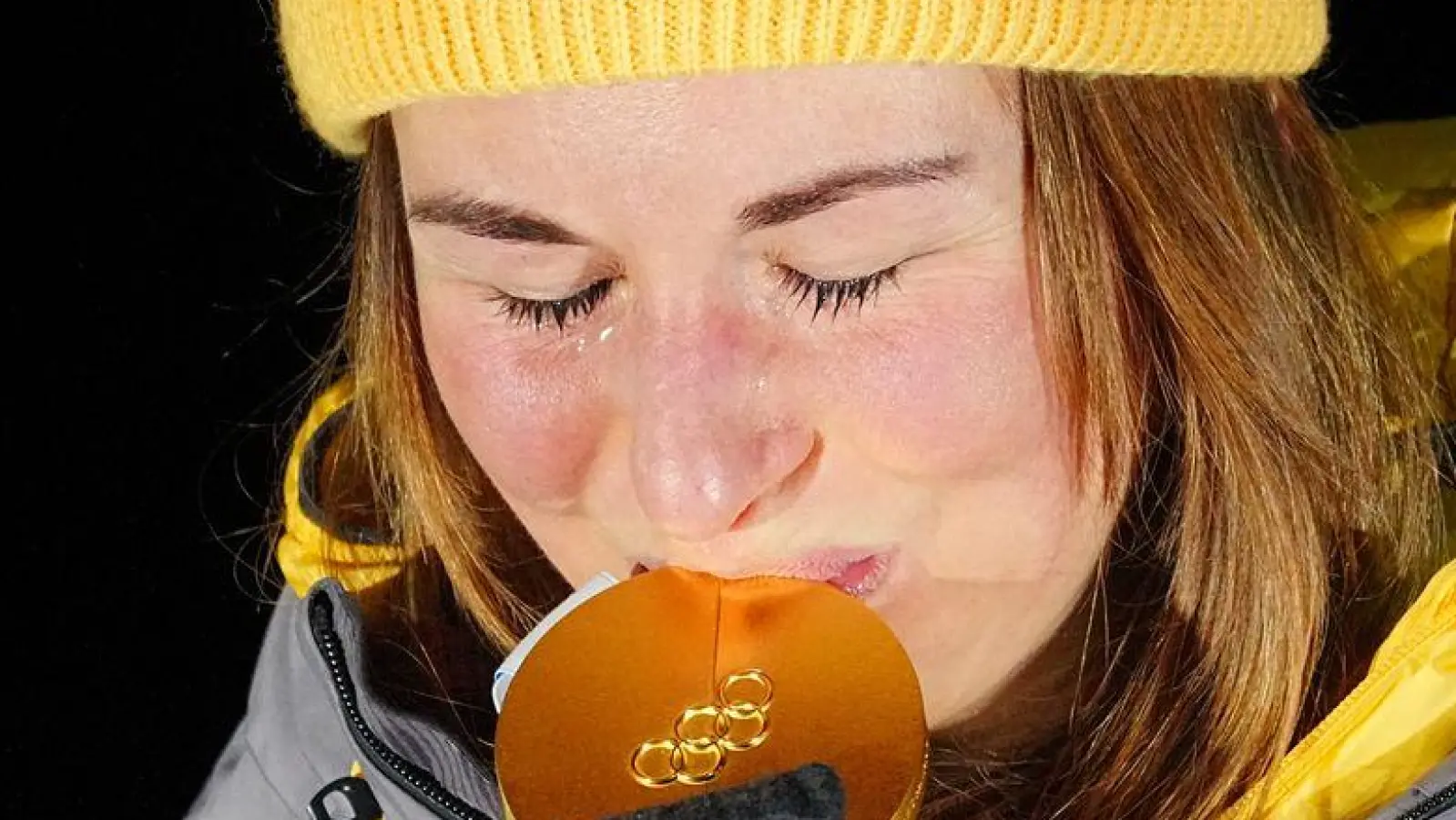 Bei der Siegerehrung war Julia Taubitz sehr ergriffen. (Foto: Michael Kappeler/dpa)